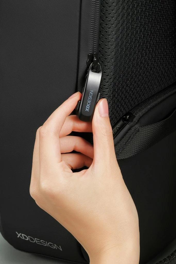 Protivlomni urbani nahrbtnik XD Design Bobby Edge P706.2501, 17 L, za prenosnik 16", rPET, vodoodporen, črn