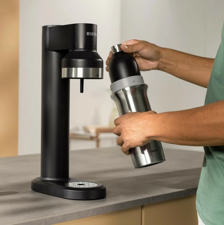 Saturator za vodo Brita sodaTRIO, z CO2 cilindrom, steklenico in jeklom, črn