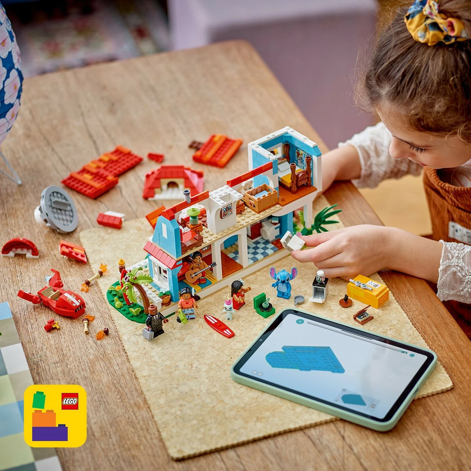Plažna hiša Lilo in Stitch, komplet gradnje LEGO, 834 kosov, plastika, večbarvno