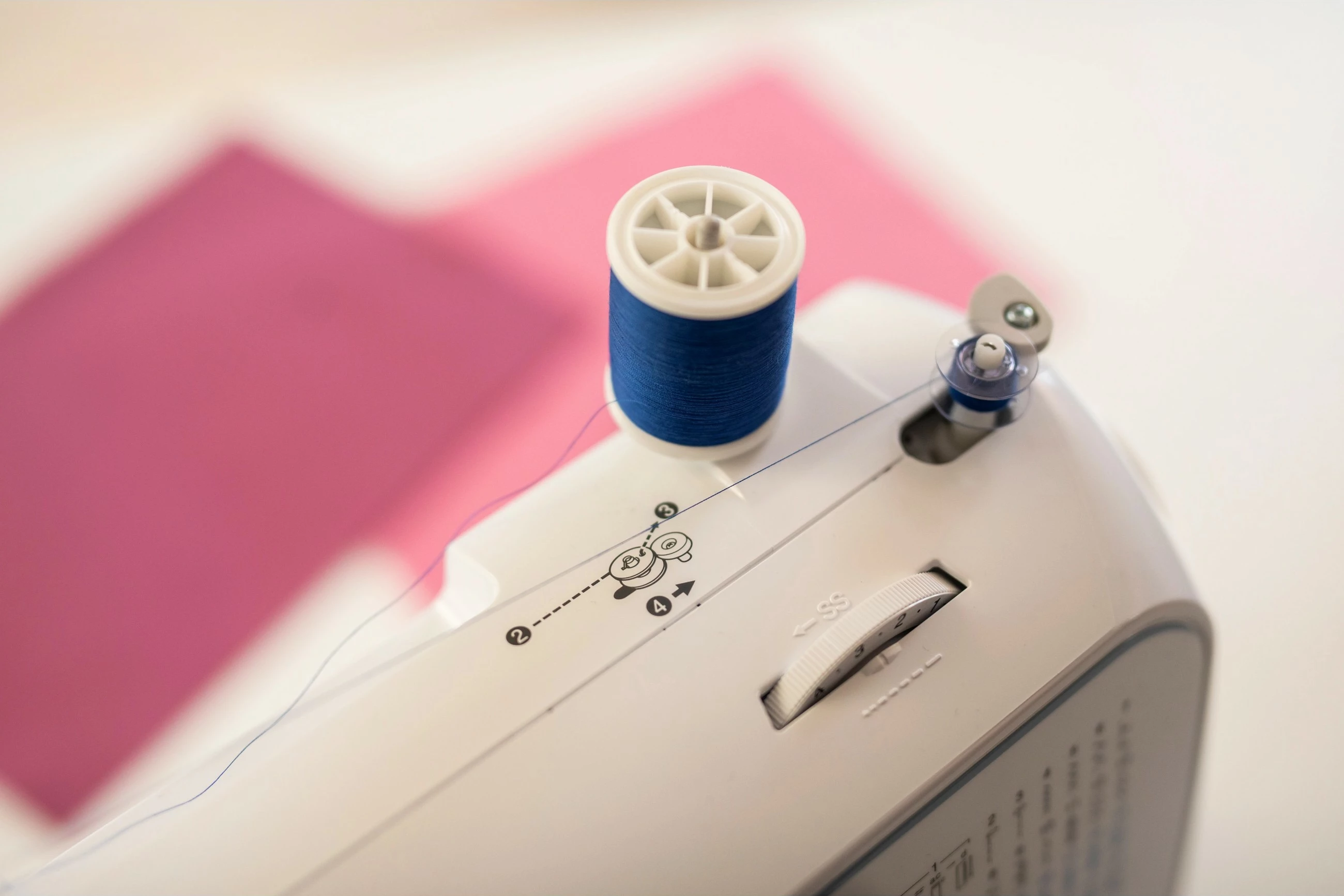 Mehaničen šivalni stroj Brother RL425, bel/moder