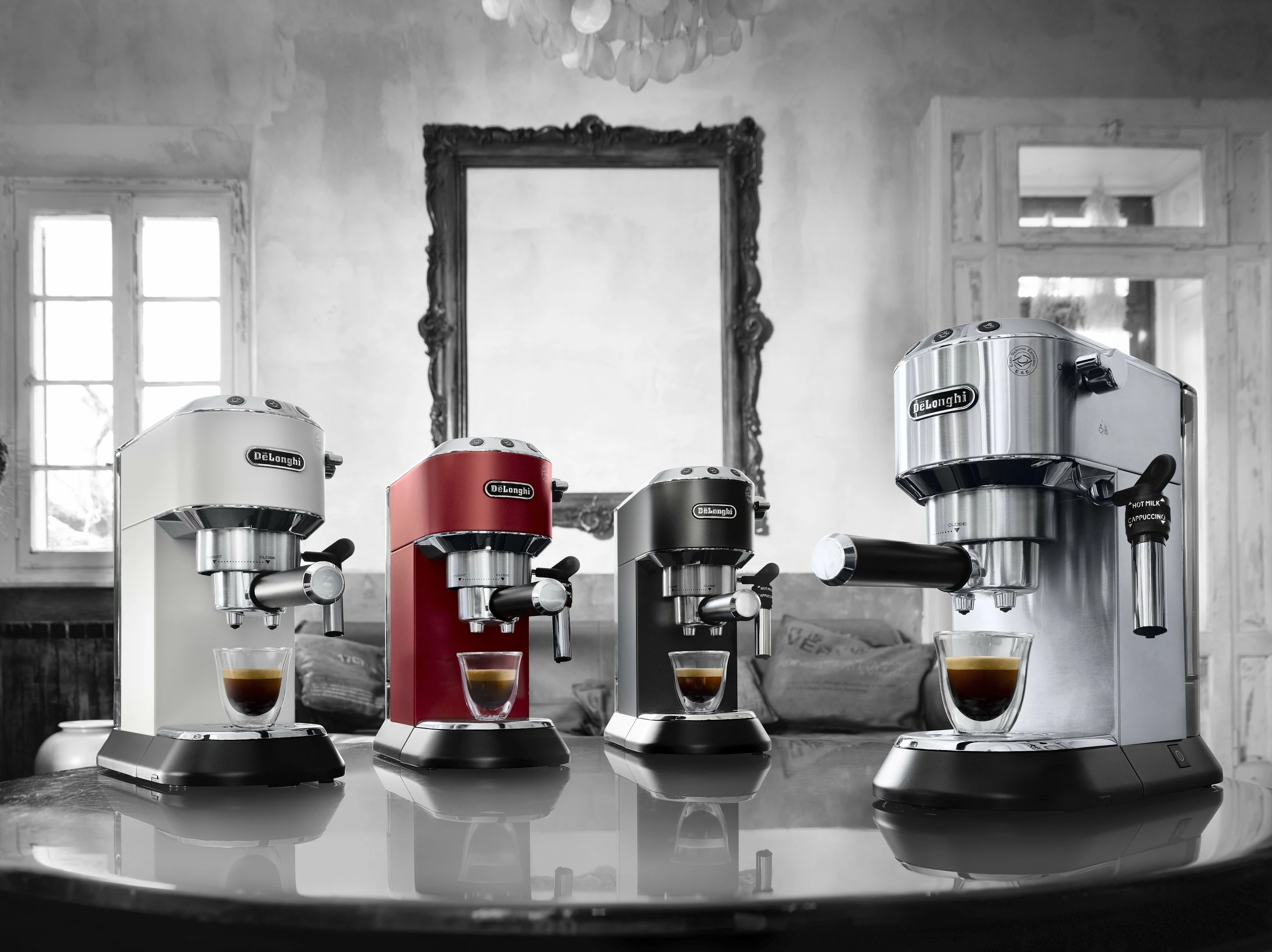 Kavni aparat, polavtomatski DeLonghi Dedica EC685.R, rdeč