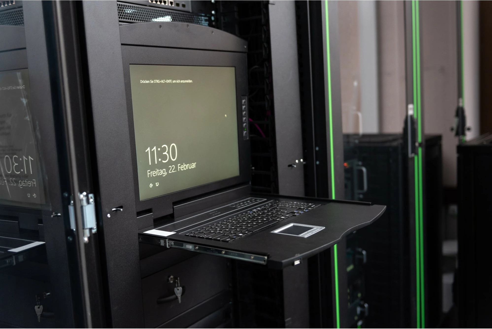 19" LCD HD konzola za rack, 16-portni HDMI KVM, Digitus, črna