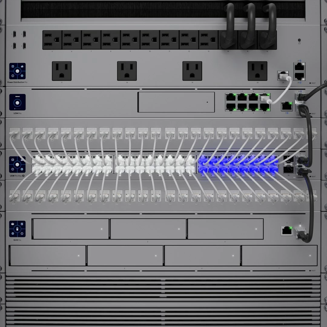 Zmogljiv L3 switch z 2,5G Ethernet in PoE, Ubiquiti USW-PRO-MAX-48-POE, siva