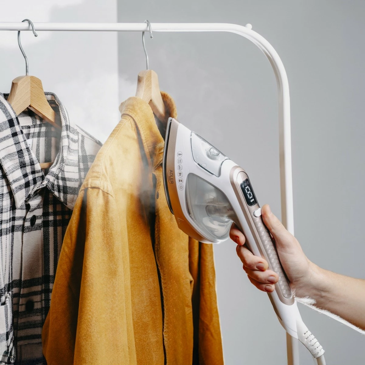 Parni likalnik in likalnik 2-v-1 Adler AD5044 1800 W 25 g/min 180 ml zlato-bela