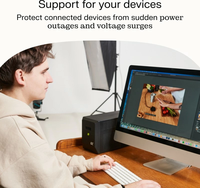 Neprekinjeno napajanje 700 W/1000 VA, čista sinusna valovna oblika, z LCD zaslonom, črn — Green Cell UPSLP700