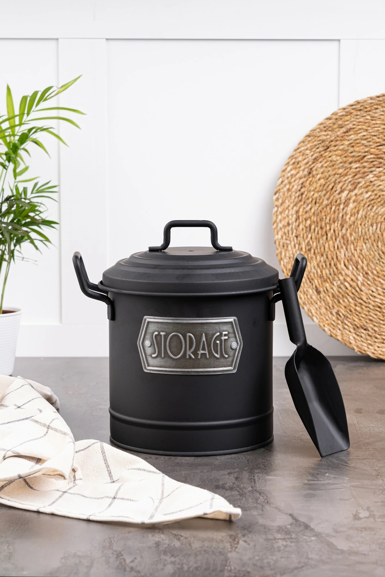 Pocinkano vedro s pokrovom in lopatico, črno Hermia MGL0035