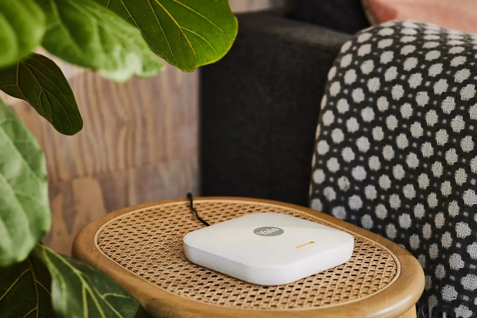 Pametni alarmni začetni komplet Yale, 7 kosov, kontrolna plošča, tipkovnica, upravljalnik, 2x senzor gibanja, 2x senzor vrat/oken, bel