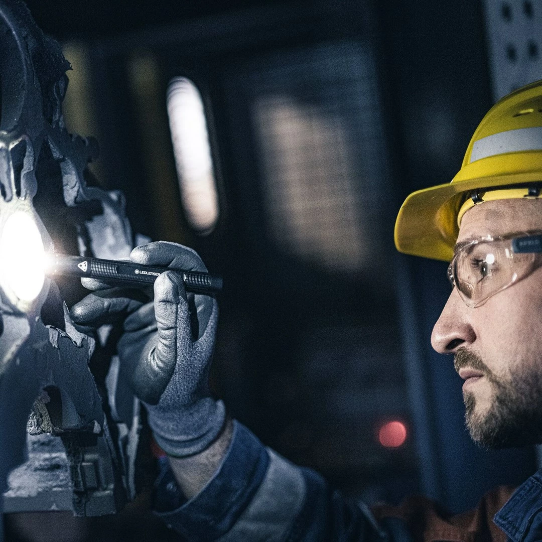 Ročna LED svetilka Ledlenser P4R, črna