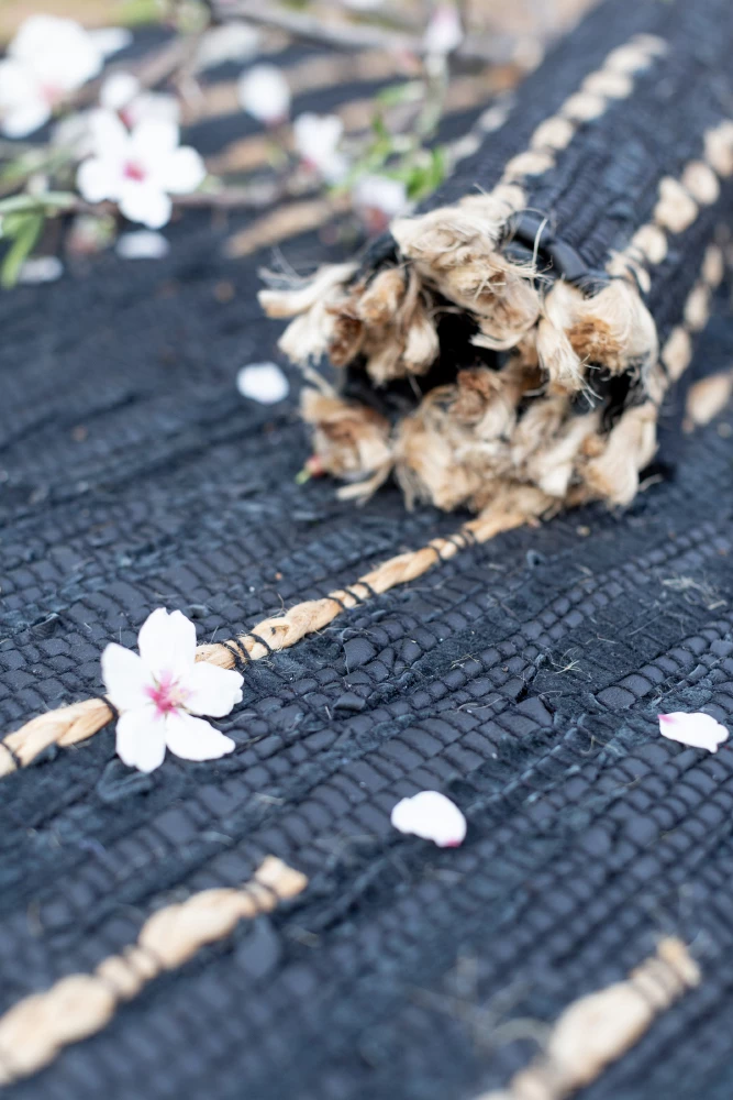 Preproga iz usnja in jute Edje, 60x90 cm, črno-bež