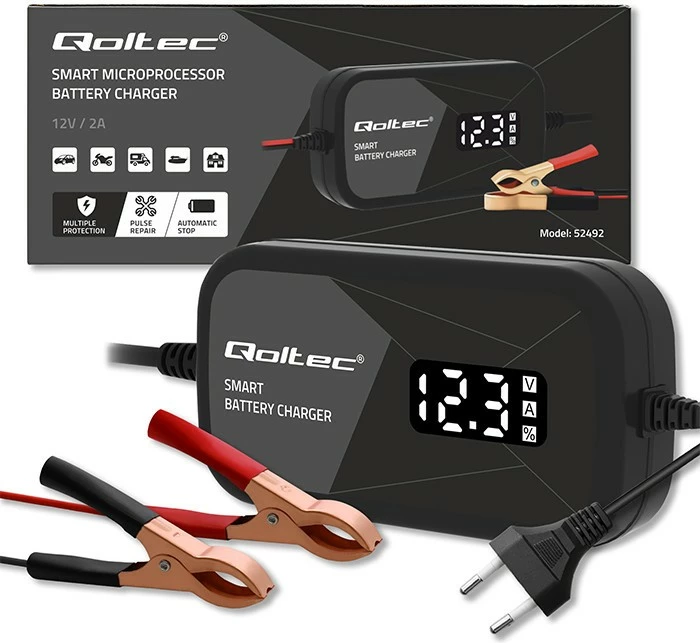 Pametni mikroprocesorski polnilec Qoltec 52492, 12V, 2A, regeneracija celic, LCD, črn