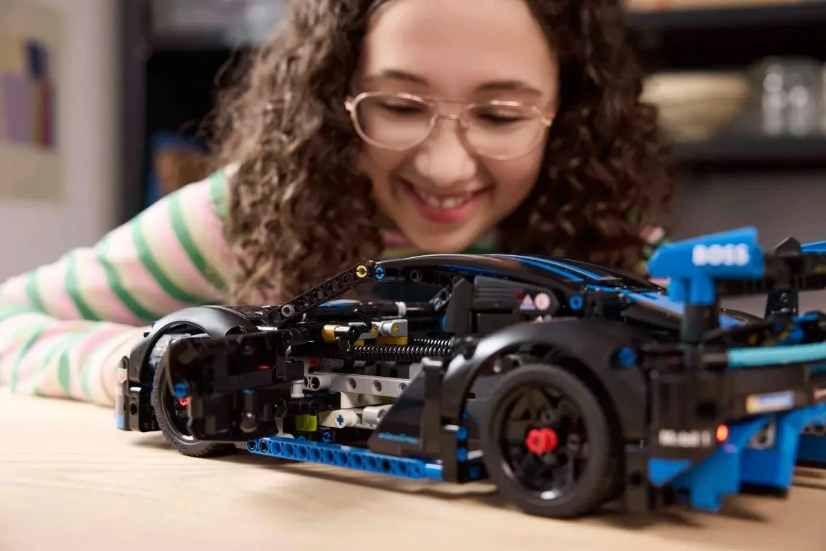 Model dirkalnega avtomobila Porsche GT4 e-Performance, LEGO Technic Set