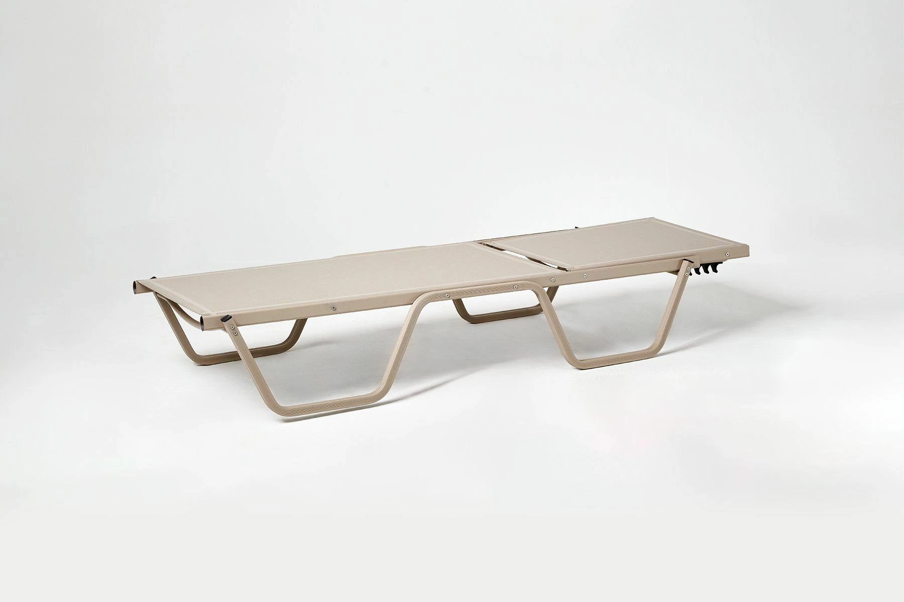 Set ležalnikov s stransko mizico, 2-delni, Hanah Home Asos, bež
