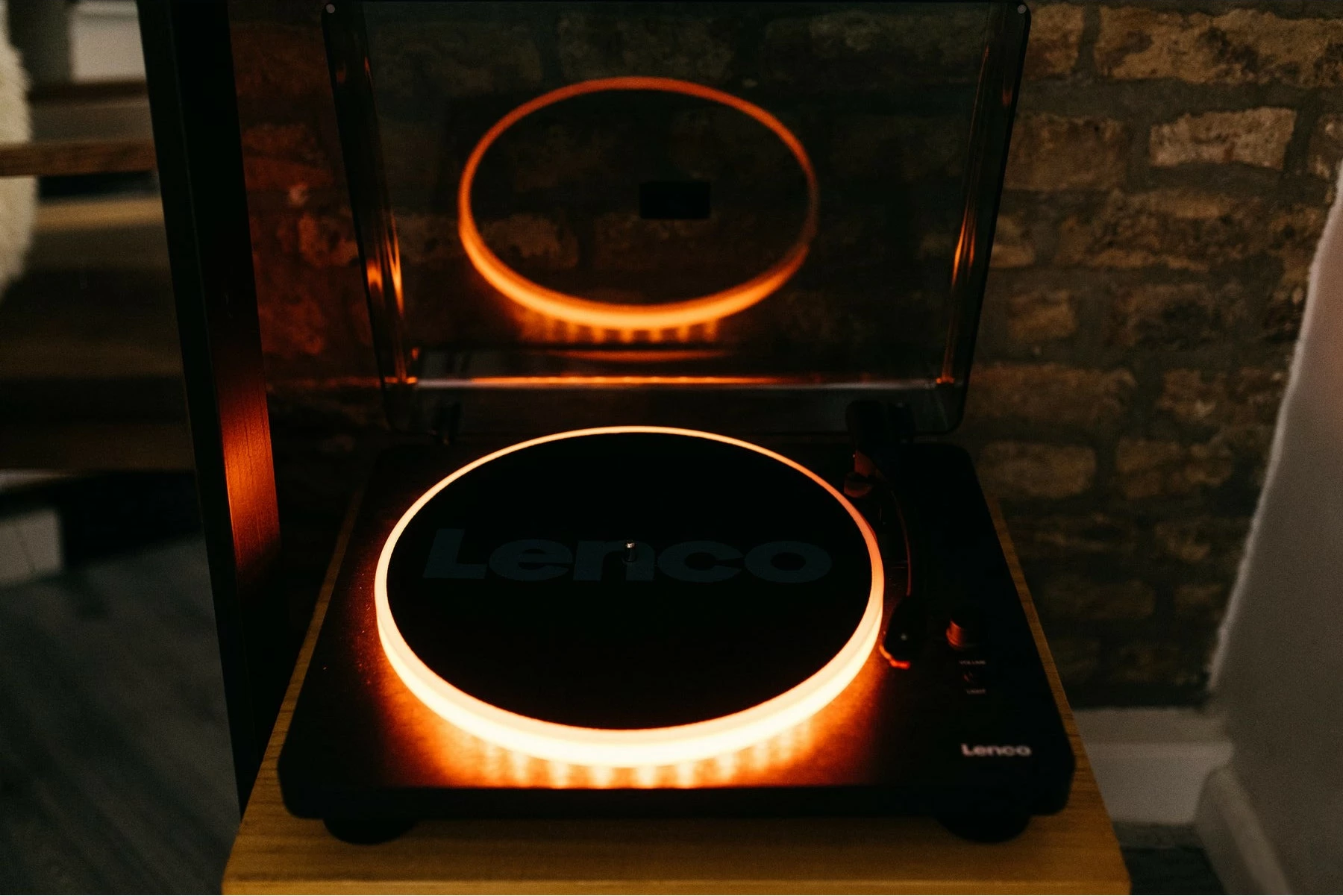 Gramofon z vgrajenima zvočniki Lenco LS-50LED, USB, črn