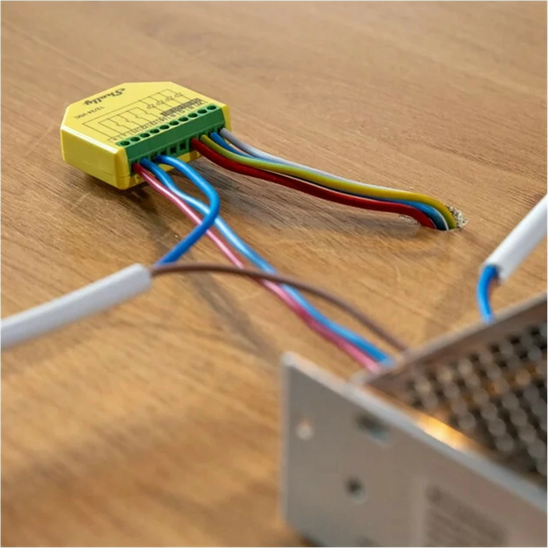 Kontroler RGBW Shelly Plus, brezžični, Wi‑Fi, 4 kanali, zelen, rumen