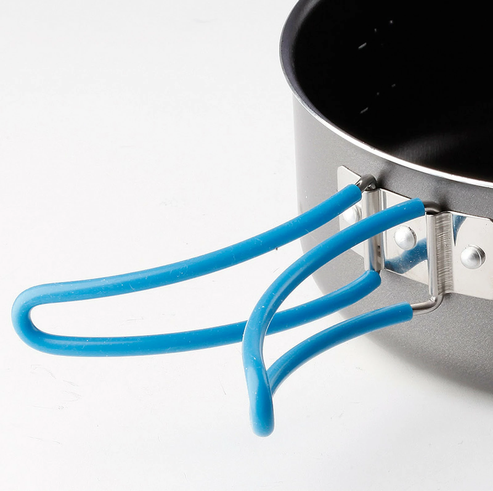 Komplet kamping posode za 2 osebi, aluminij, s silikonskimi ročaji, z jedilnim priborom Meva NA19001