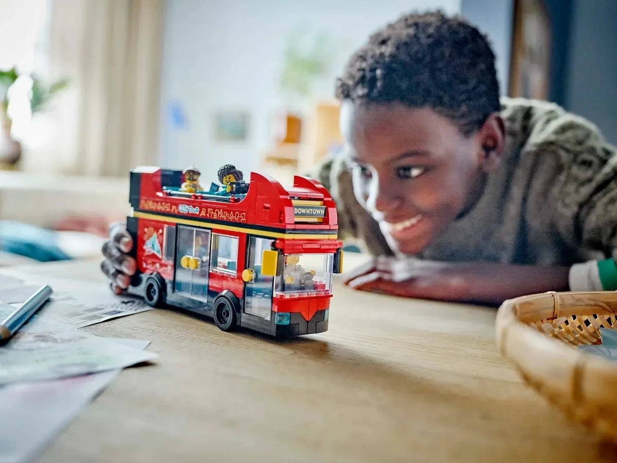 Dvokatni rdeči turistični avtobus LEGO City 60407