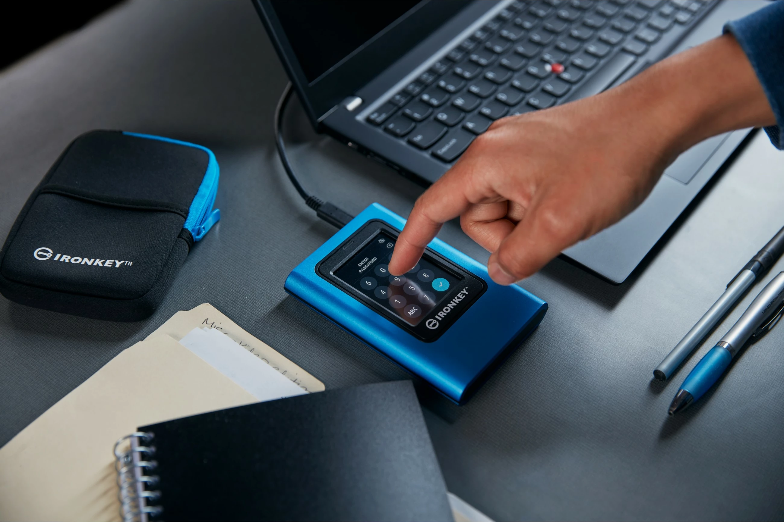 Zunanji SSD Kingston IronKey Vault Privacy 80, 3,84 TB, modra