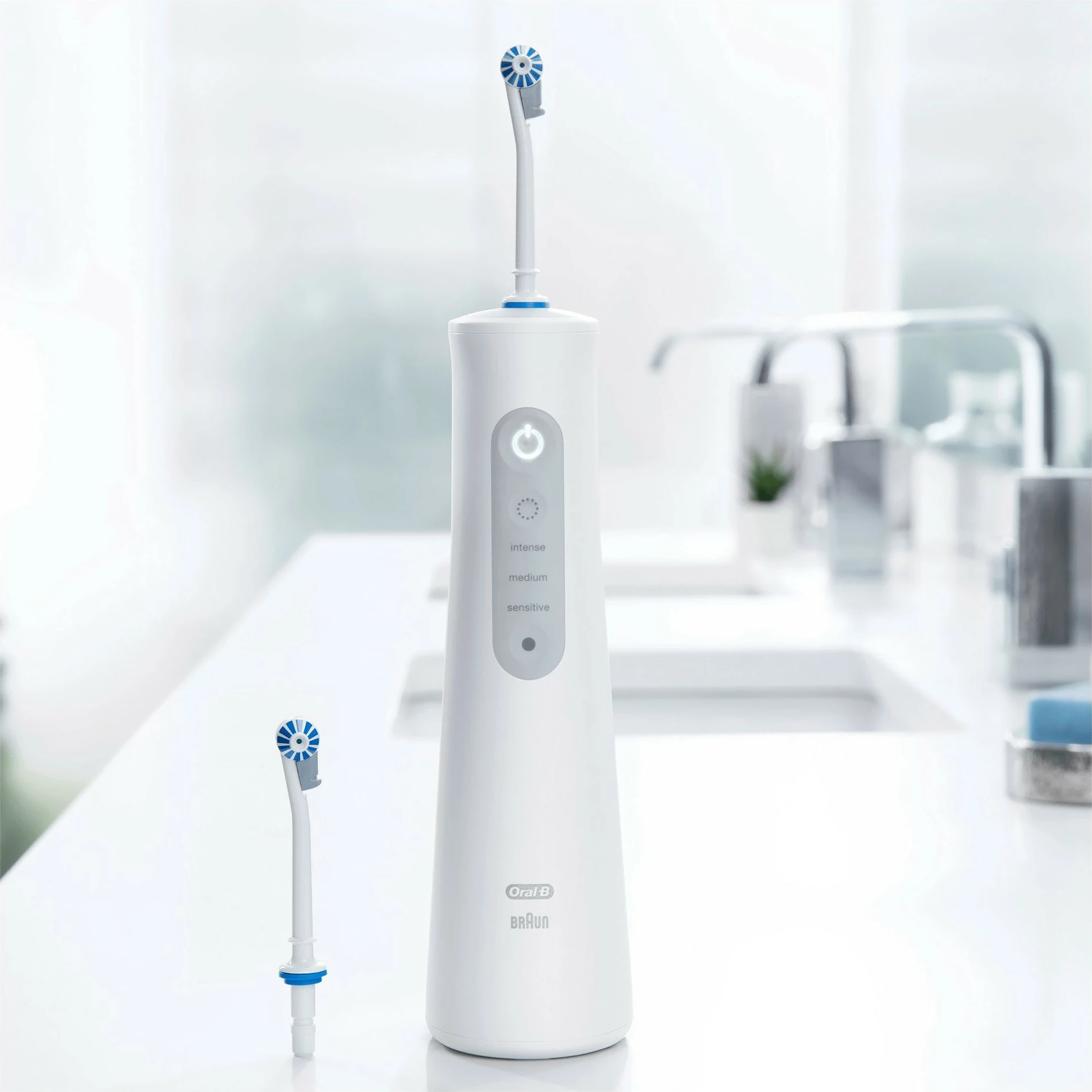 Irigator za ustno votlino brez kabla, Oral‑B AquaCare 6 Pro‑Expert, 0,15 L, bel