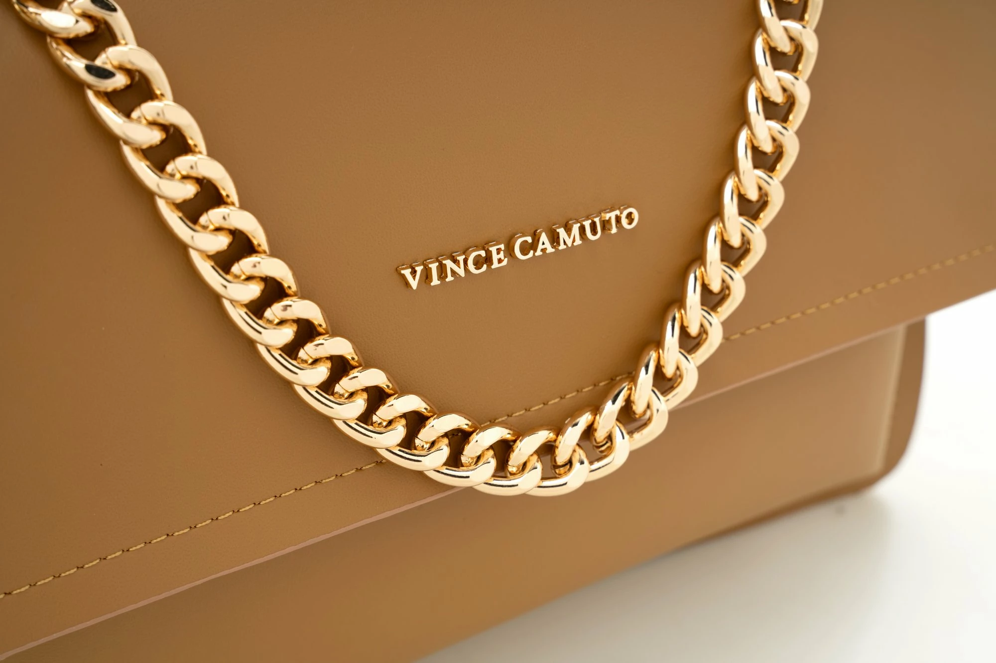 Črta moda v barvi gorčice, Vince Camuto Sorrento, torbica za čez ramo