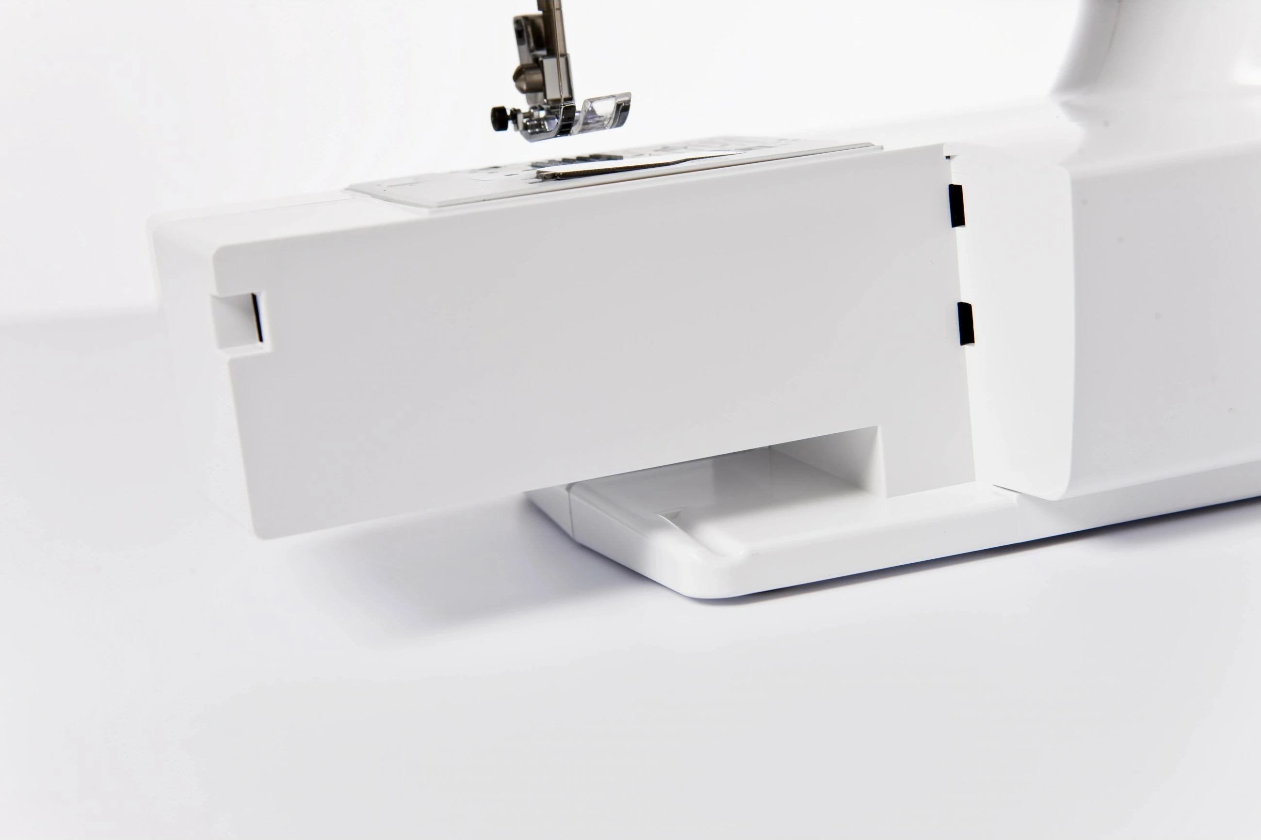 Mekančna šivalni stroj Brother RH127, bel