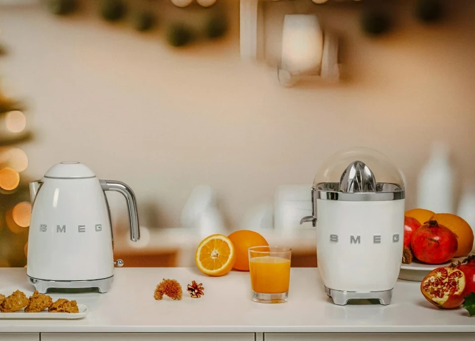 Retro čajnik 50's Style SMEG KLF03CREU, krem