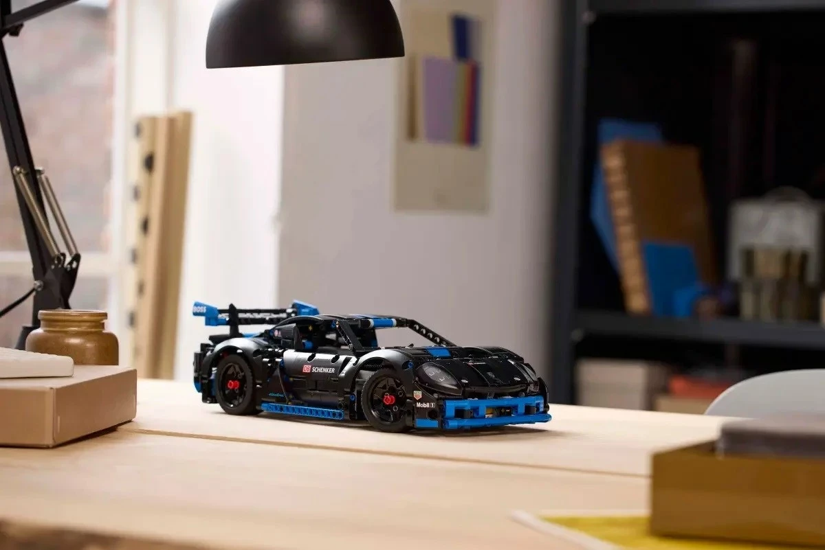 Model dirkalnega avtomobila Porsche GT4 e-Performance, LEGO Technic Set