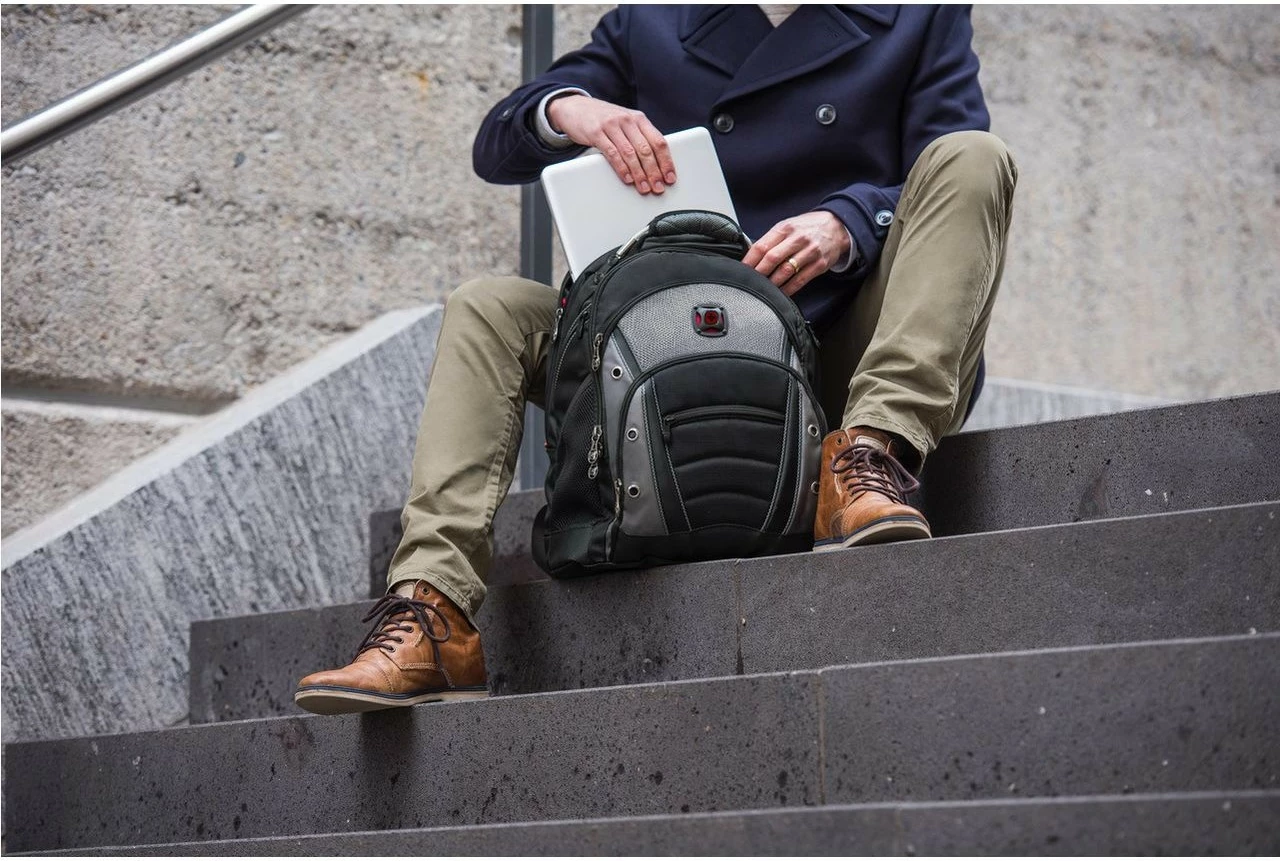 Nahrbtnik za prenosnik 15,6'' Wenger Synergy, črn/siv