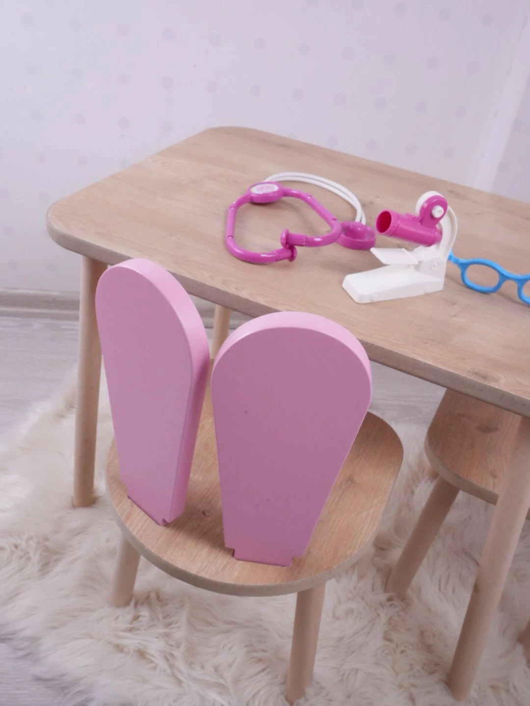 Otroška mizica z dvema stoloma, Hanah Home Bunny, rožnata in rjava