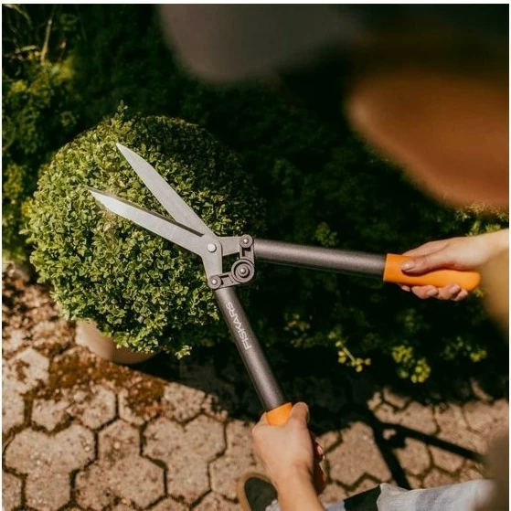 Škarje za živo mejo PowerLever HS52 Fiskars, 54,4 cm, jeklo, oranžna/črna