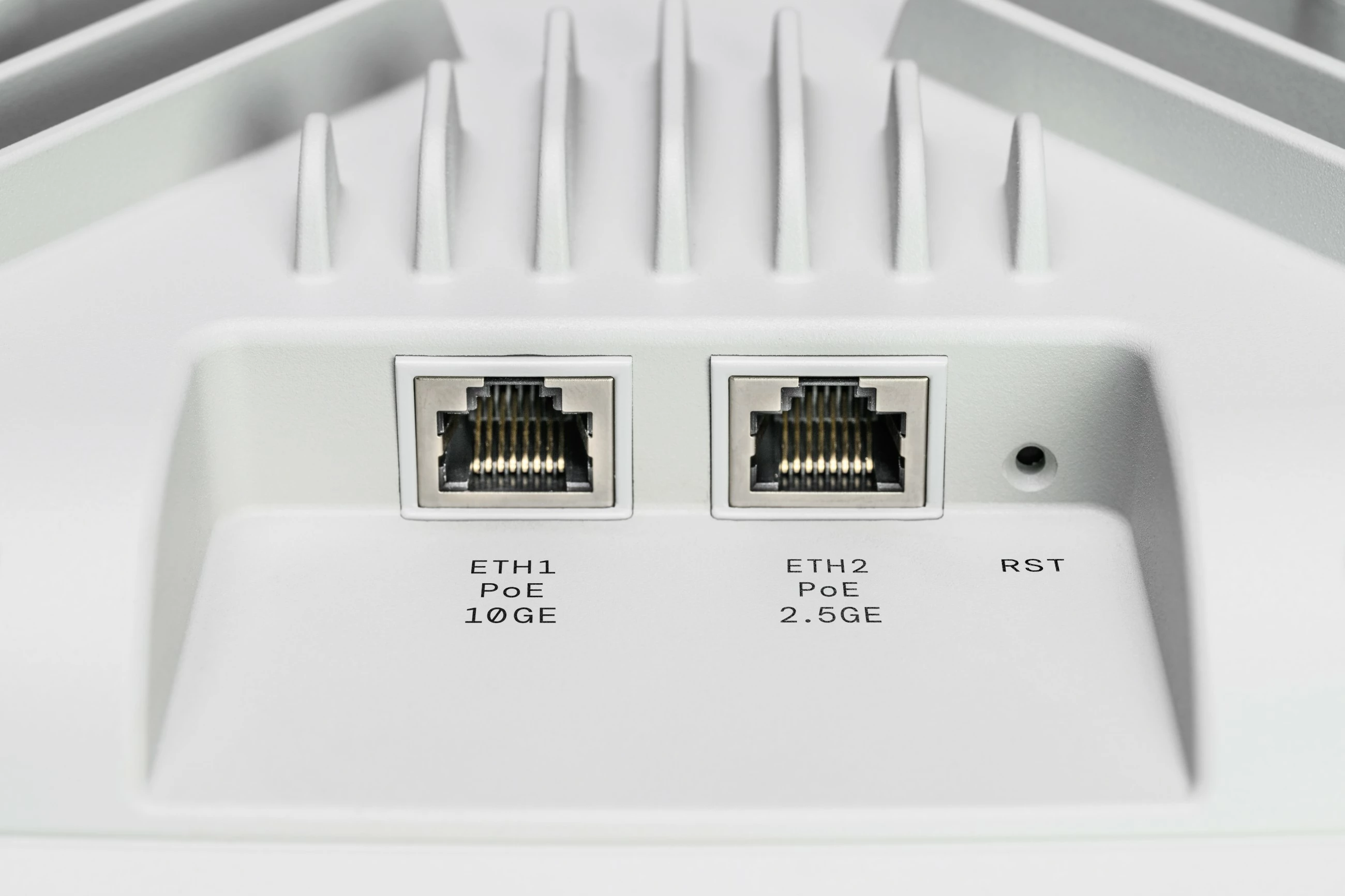 Profesionalni dostopni točki LANCOM LX-7500, Wi‑Fi 7, 2,4/5/6 GHz, 2x PoE, 10GE, 512 uporabnikov, bel