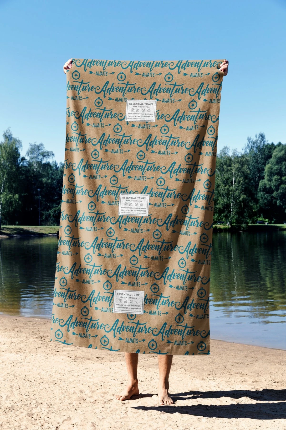 Brisača za plažo Adventures Awaits Mijölnir, 70 x 130 cm, večbarvna