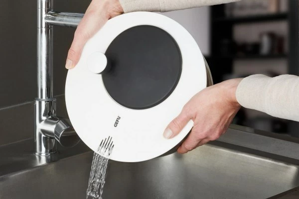 Sušilnik solate GEFU Rotare, črn in bel