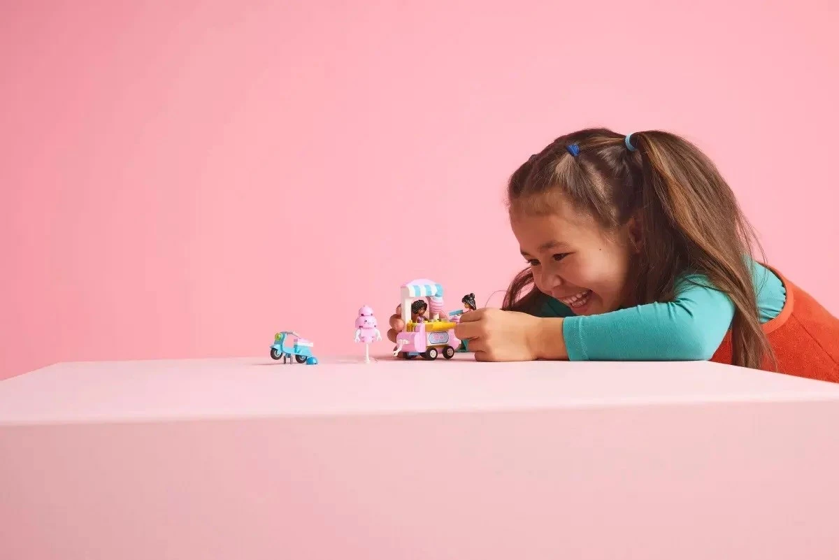 Stojalo s sladkorno peno in skuter, LEGO Friends 42643, rožnato