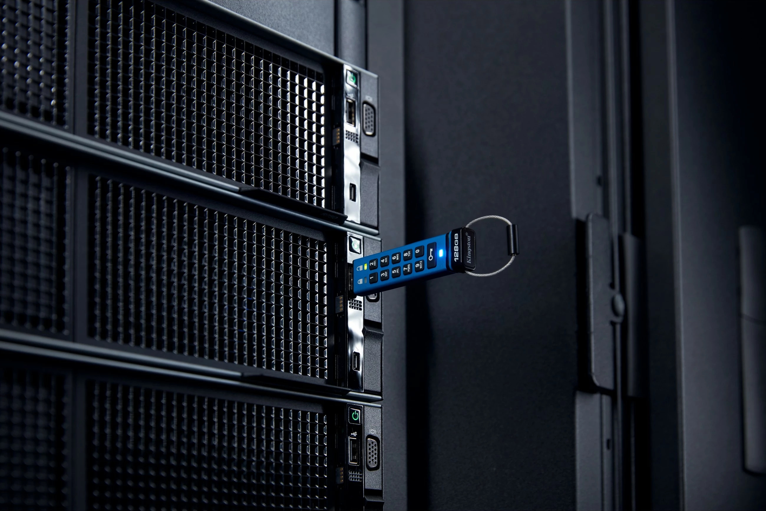 USB ključek z vgrajeno tipkovnico 128GB, Kingston IronKey Keypad 200C, USB-C, modra