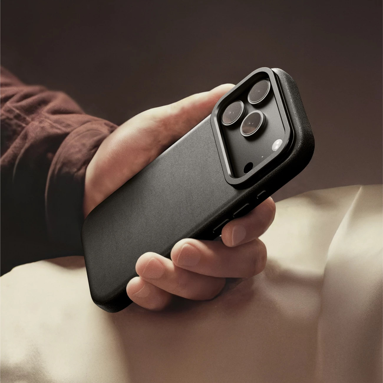 Ovitek za telefon z nosilcem AmazingThing Glamour za iPhone 17 Pro, črn