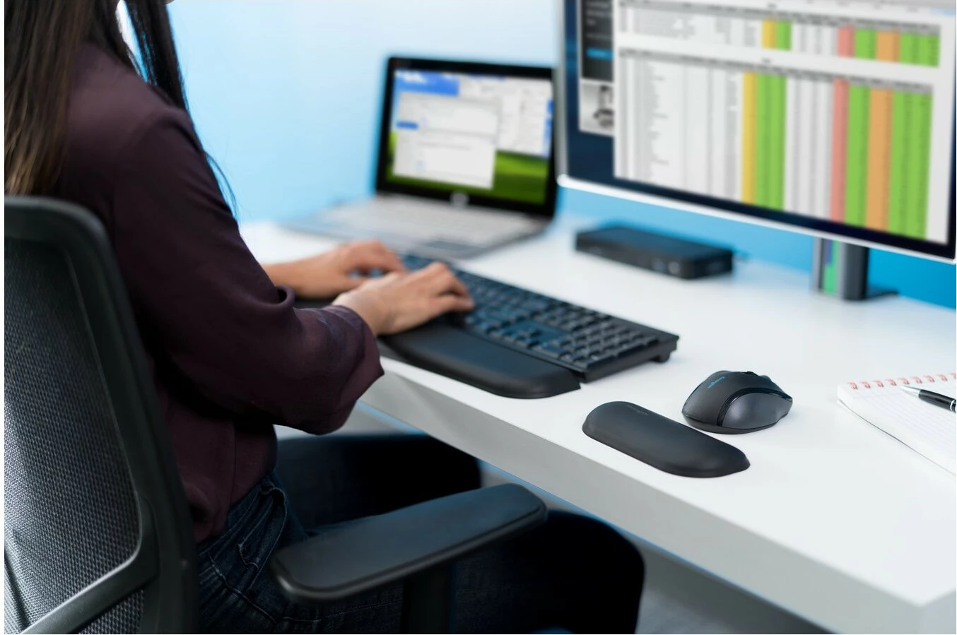 Ergonomska opora za zapestje Kensington ErgoSoft za standardno tipkovnico, gel, črna