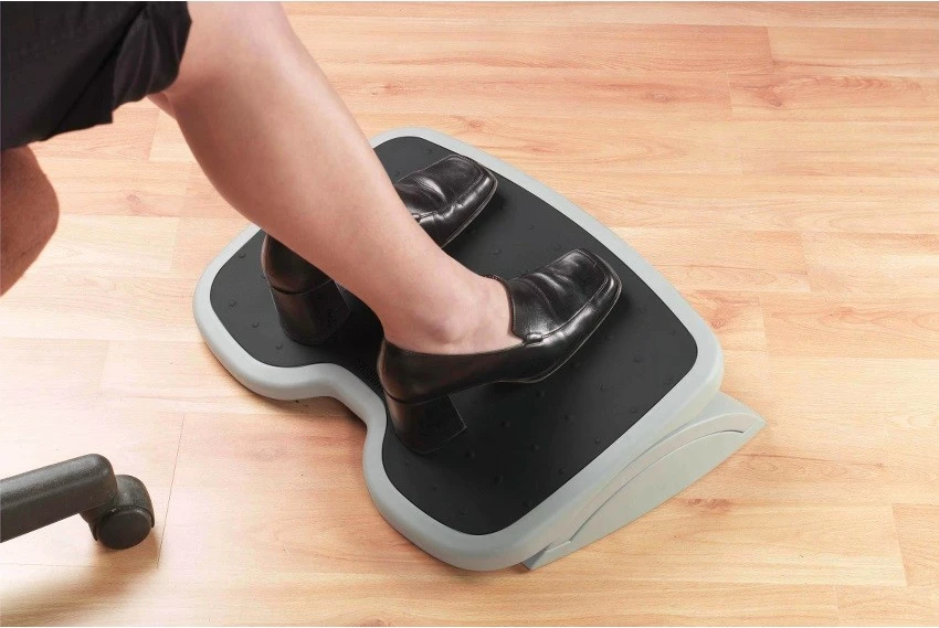 Ergonomska opora za noge Kensington SoleMate 56145, nastavljiv naklon 20°, 450 x 350 mm, protizdrsna/masažna površina, črna/bela