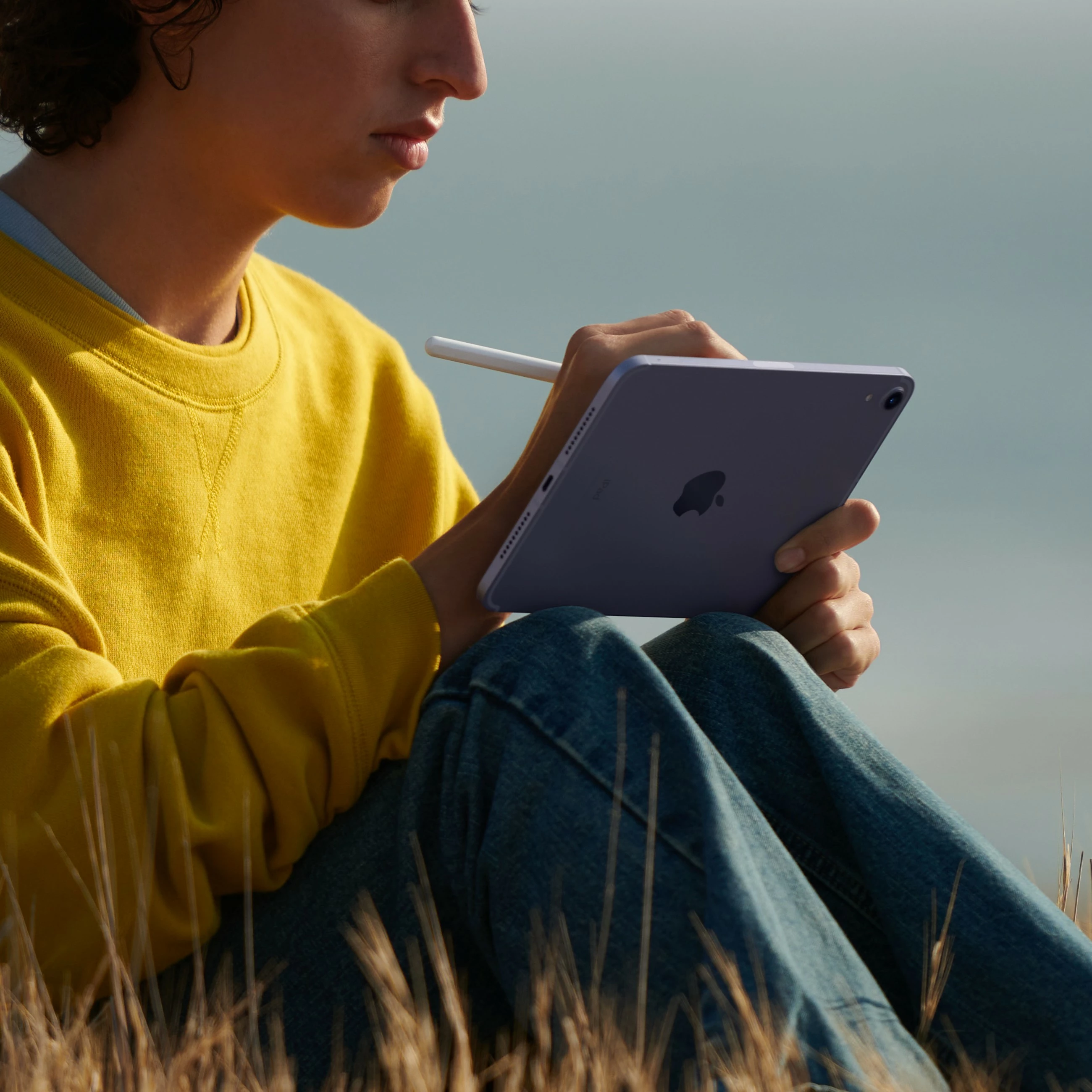 Kompakten tablet Apple iPad mini 8.3 Wi‑Fi + Cellular 64GB, vijoličen