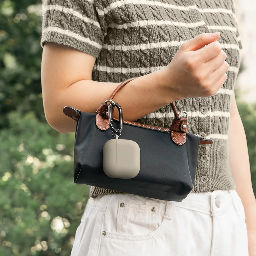 Silikonska zaščita Ringke za Apple AirPods 4, črna, s karabinom