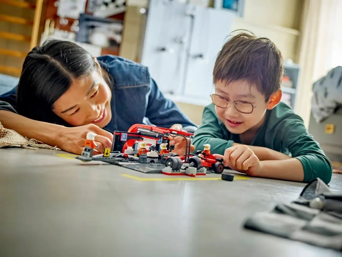 Set za dirke LEGO City, Pit Stop & ekipa za postanek z dirkalnikom Ferrari, rdeč – 60443