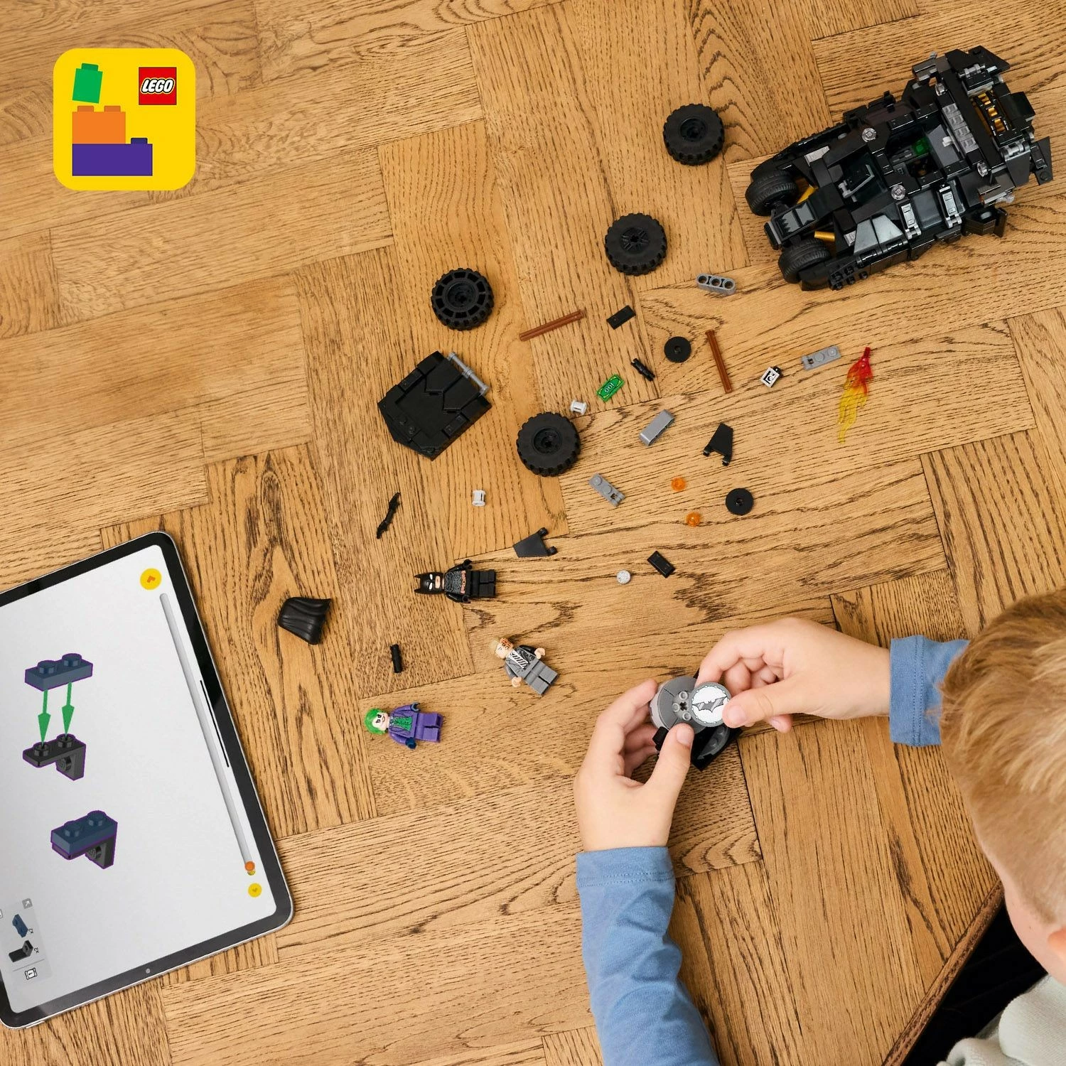 Gradbeni set LEGO DC Super Heroes 76303 Batman Tumbler proti Two-Face & Joker, 429 kosov, večbarven