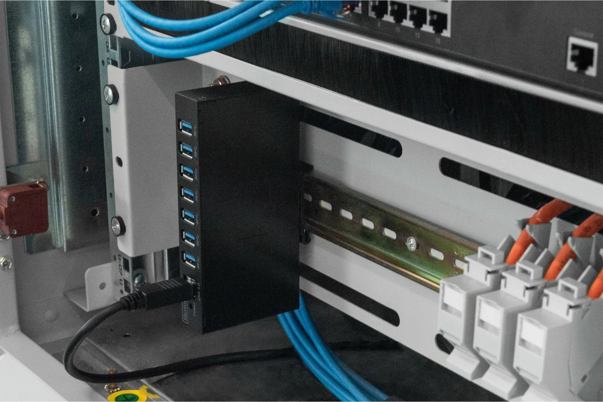 Industrijski USB razdelilec Digitus, 7 vrat USB 3.0, kovinski, črn