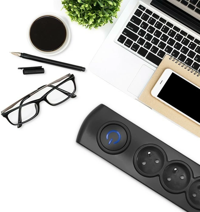 Razdelilec z zaščito pred prenapetostjo Qoltec 50105, 4 vtičnice, 2,5 m, črn