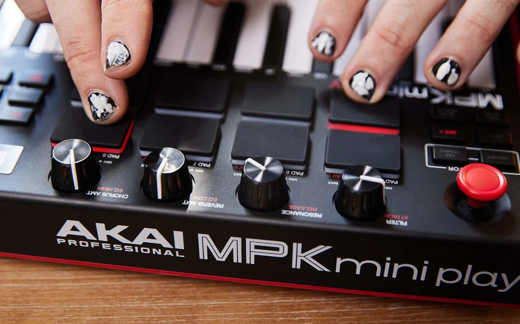 Muzikalni kontroler AKAI MPK Mini Play MK3, črno/rdeč