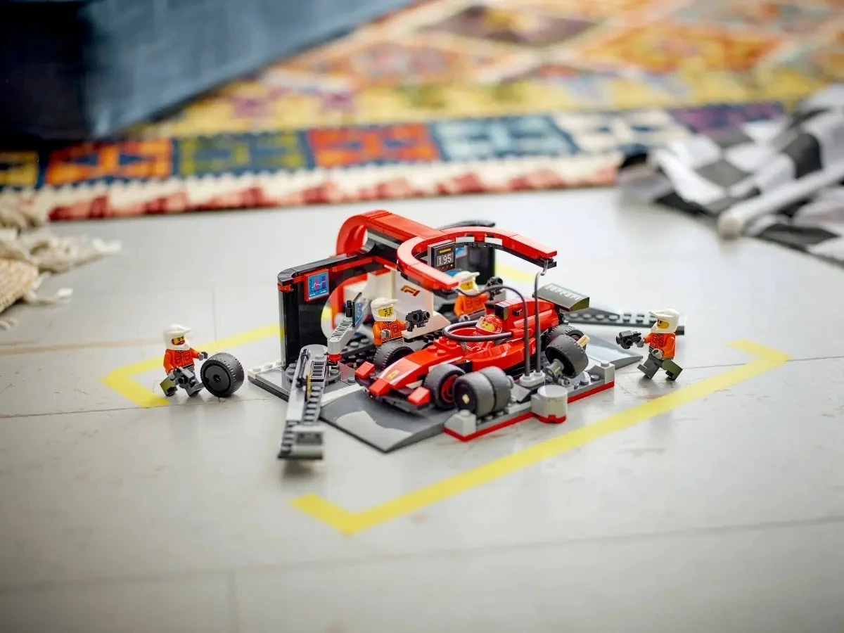 Set za dirke LEGO City, Pit Stop & ekipa za postanek z dirkalnikom Ferrari, rdeč – 60443