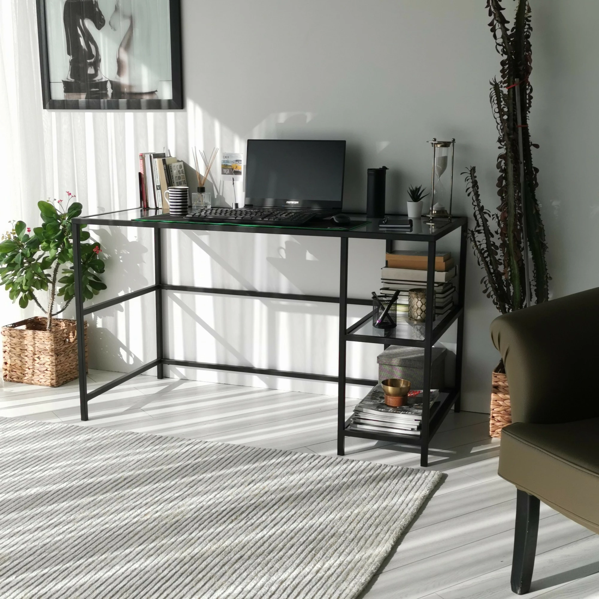 Moderna pisalna miza, Hanah Home Master Çalışma Masası, 130x60 cm, kaljeno steklo, kovinski okvir, črna in dimna