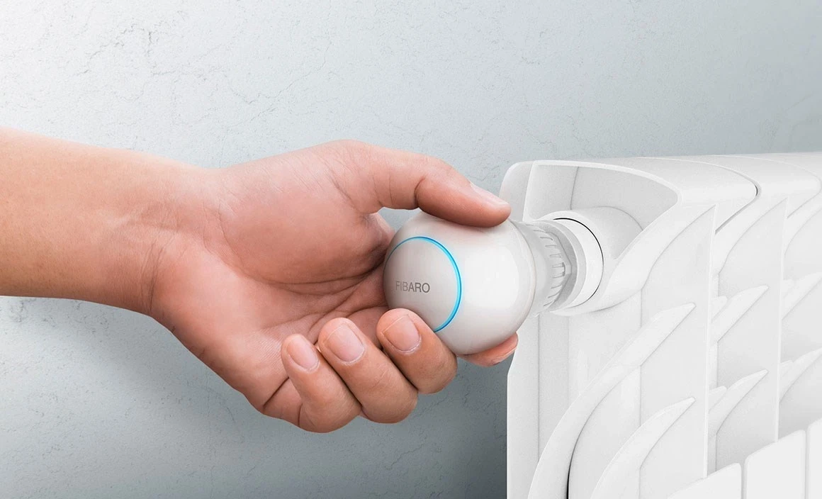 Termostatska glava Fibaro FGT-001 ZW5 Z-Wave, bela