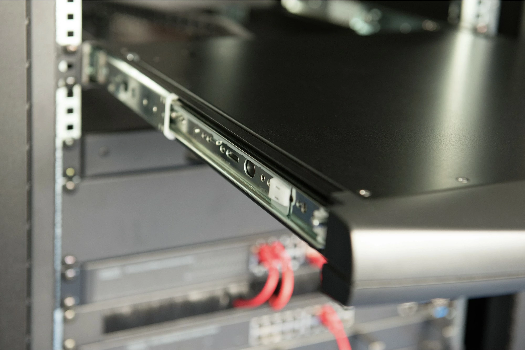 KVM konzola 17-palčna Full HD, nemška QWERTY tipkovnica, 1U rack, črna, Digitus