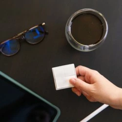 Brezžični zidni upravljalnik Shelly Blu Wall 4, 4-gumbni, slonokoščena