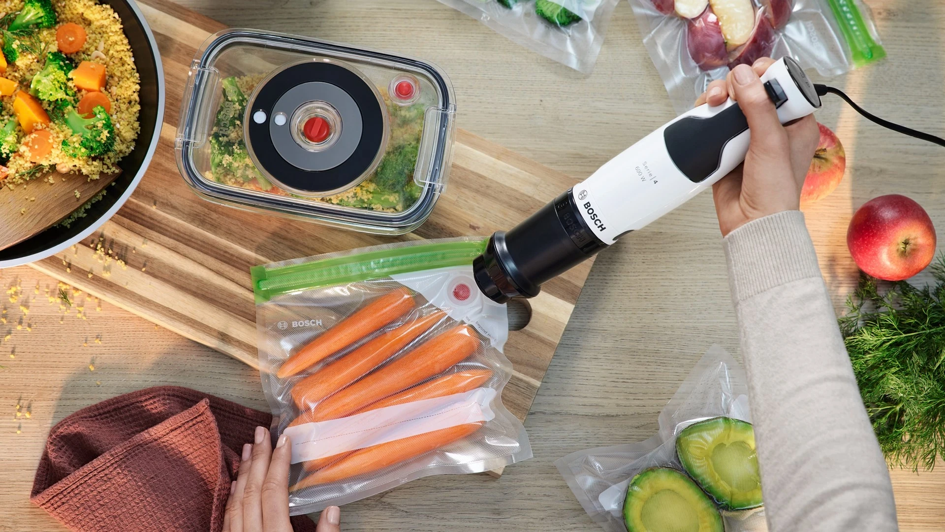 Ročni mešalnik 0,6 L, 600 W, črno-beli Bosch Serie 4 MSM4W210